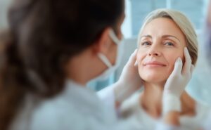 Evaluación facial para elegir entre hilos tensores y fillers en Miami